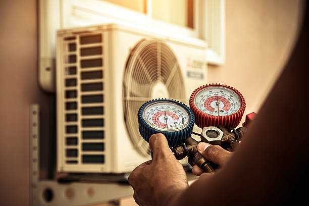 Professional Ac Installation technician working in Fort Sheridan, IL